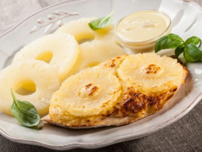 Курица с ананасами в сметанном соусе
