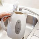 Как избавиться от запаха пластмассы в чайнике?