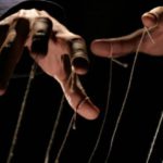 Как вовремя обнаружить, что мужчина вас уничтожает: 10 признаков манипулятора