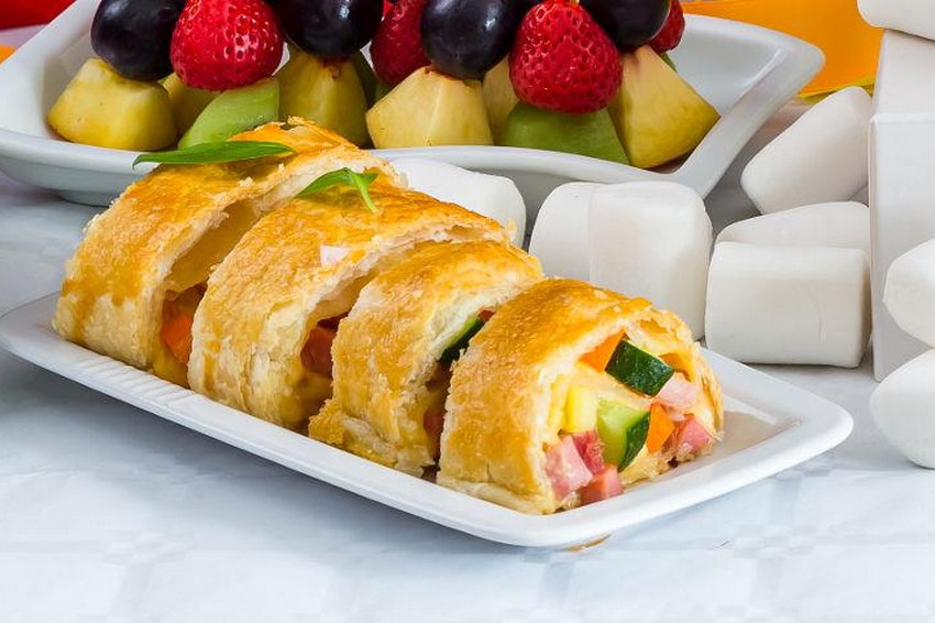 Рулет из слоеного теста с сыром