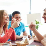 9 шагов, которые помогут располагать к себе людей
