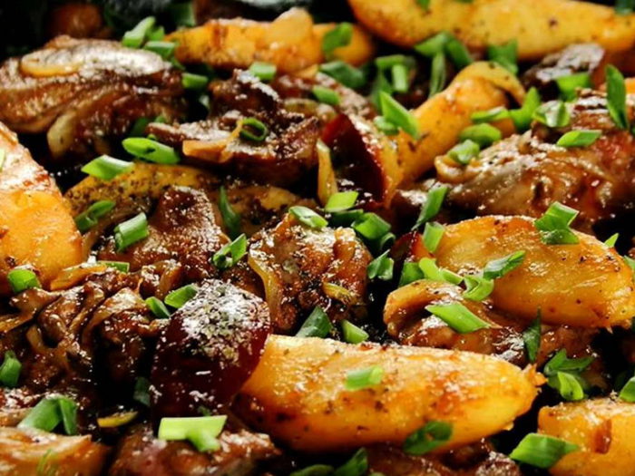 Печень с яблоками