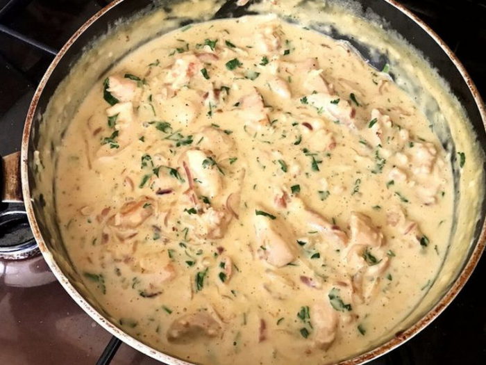 Соус, в котором тушилась курица, съедается до последней капли