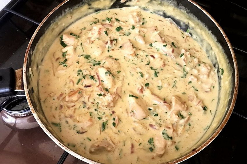 Соус, в котором тушилась курица, съедается до последней капли