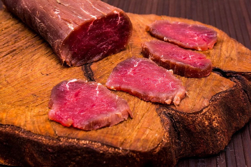 Залей мясо водочкой, а еще лучше — коньяком