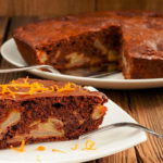 Шарлотка с шоколадом и апельсиновым соусом