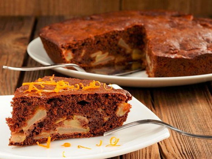 Шарлотка с шоколадом и апельсиновым соусом