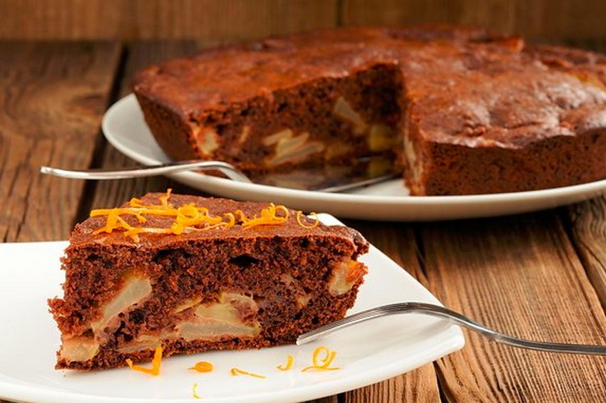 Шарлотка с шоколадом и апельсиновым соусом