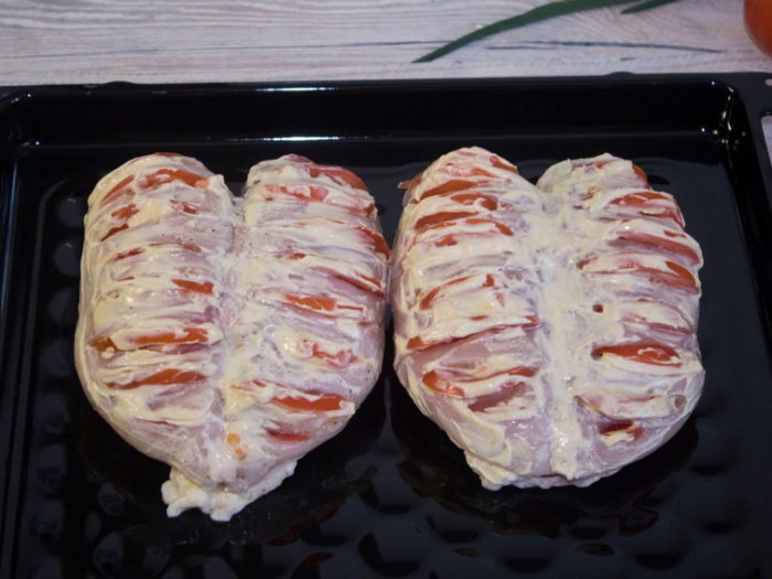 Куриная грудка, запеченная с томатами и сыром