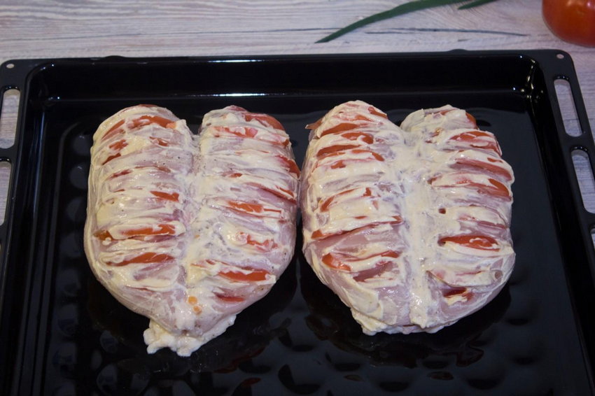 Куриная грудка, запеченная с томатами и сыром