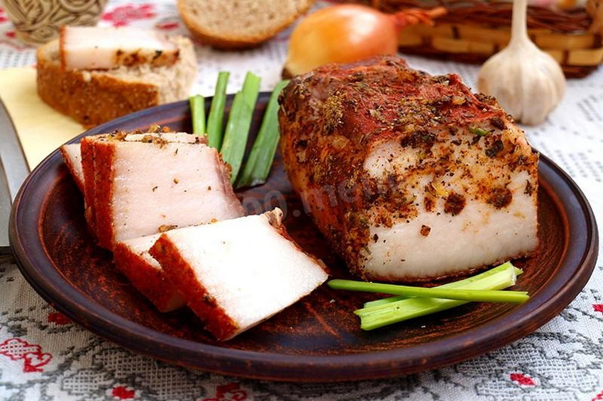 Вкусное сало в луковой шелухе