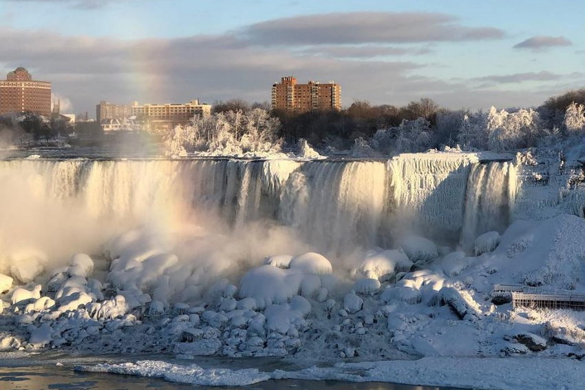 Ниагарский водопад частично замерз и выглядит как сверкающий рай