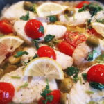 Треска, запеченная с оливками и томатами