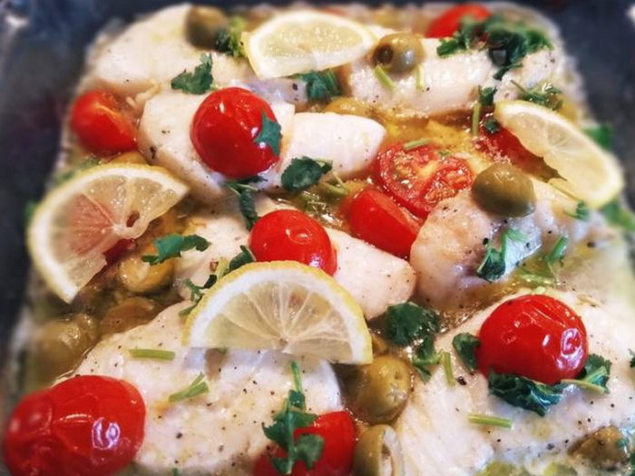 Треска, запеченная с оливками и томатами