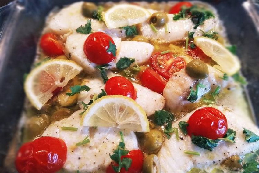 Треска, запеченная с оливками и томатами