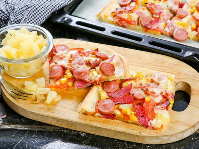 Пицца с колбасой и ананасами