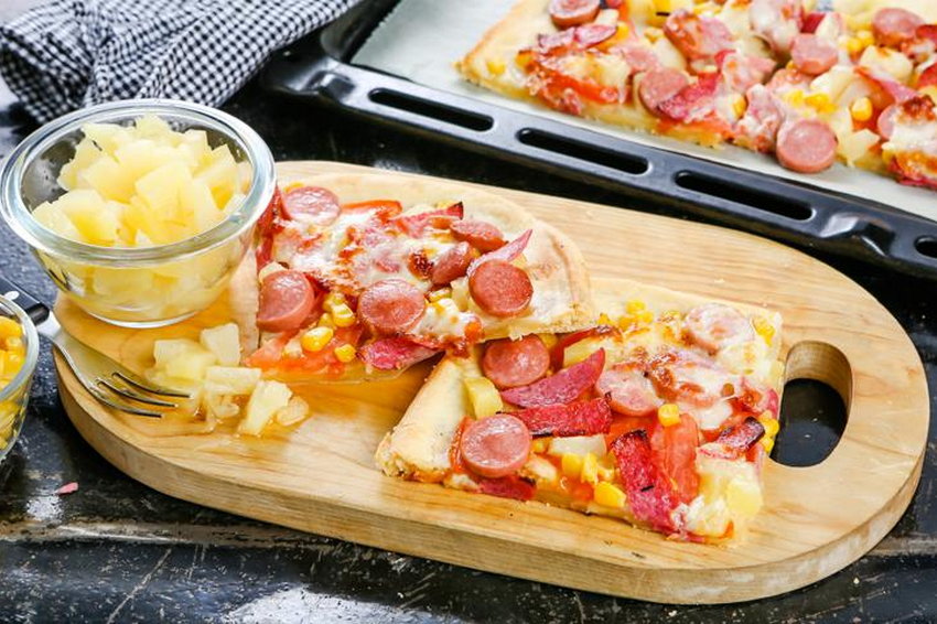 Пицца с колбасой и ананасами