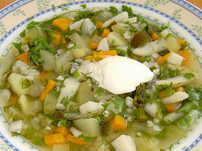 Грибной рассольник с перловкой и солёными огурцами