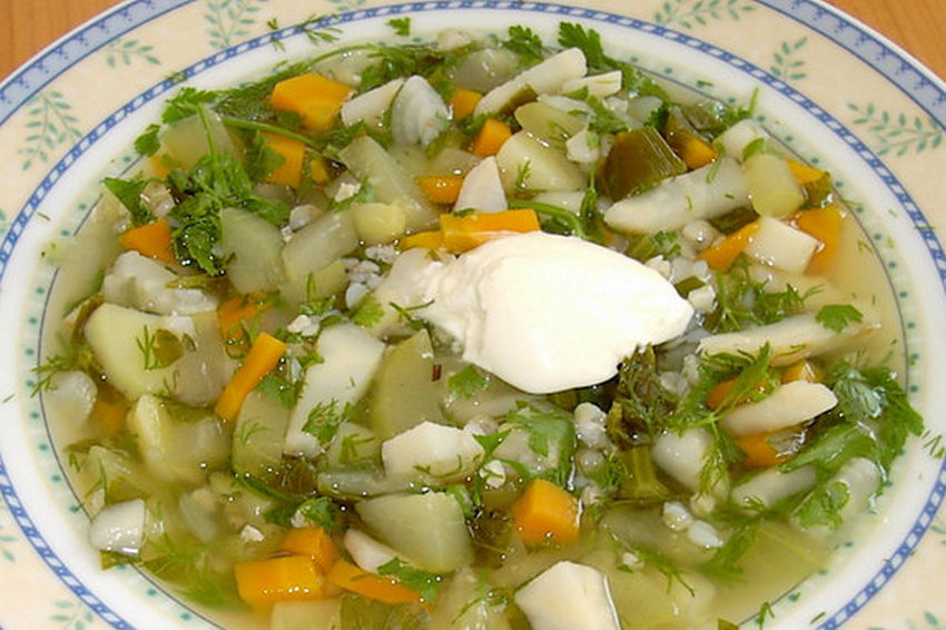 Грибной рассольник с перловкой и солёными огурцами