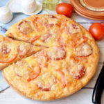 Пицца с колбасой и беконом