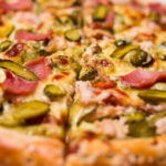 Пицца с колбасой и солеными огурцами