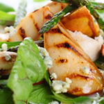 Салат из куриной печени, груши и копченого сыра
