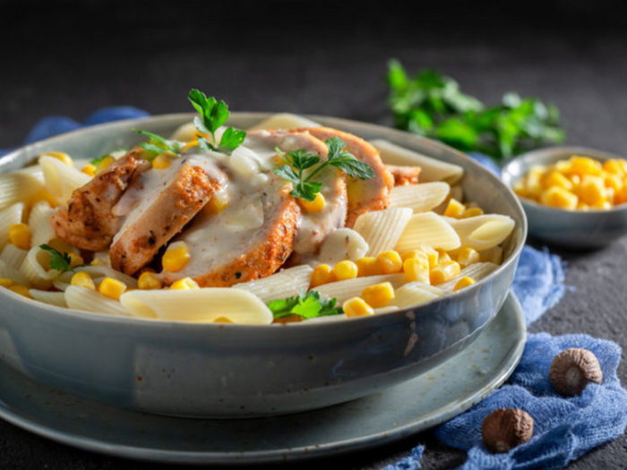 Паста с курицей и кукурузой