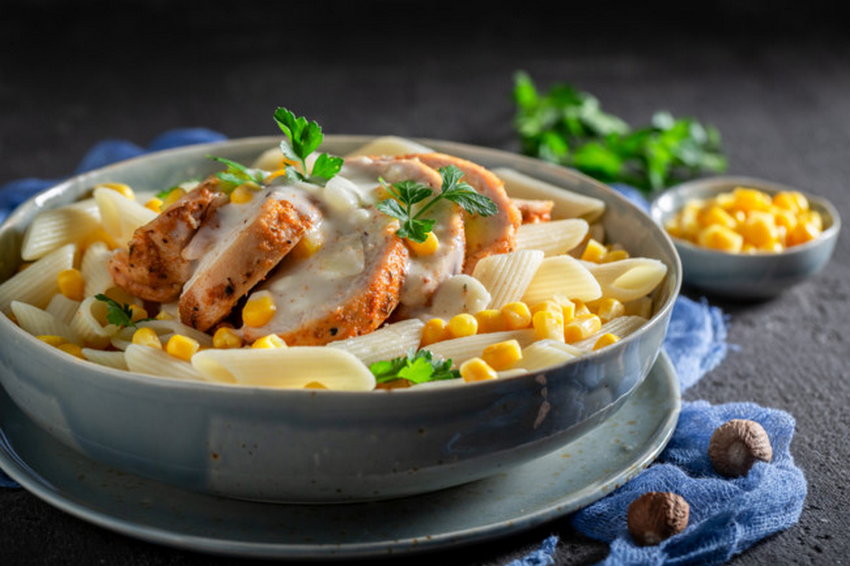 Паста с курицей и кукурузой