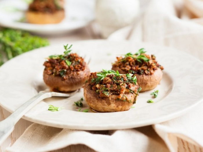 Как приготовить фаршированные грибы с грецкими орехами и клюквой