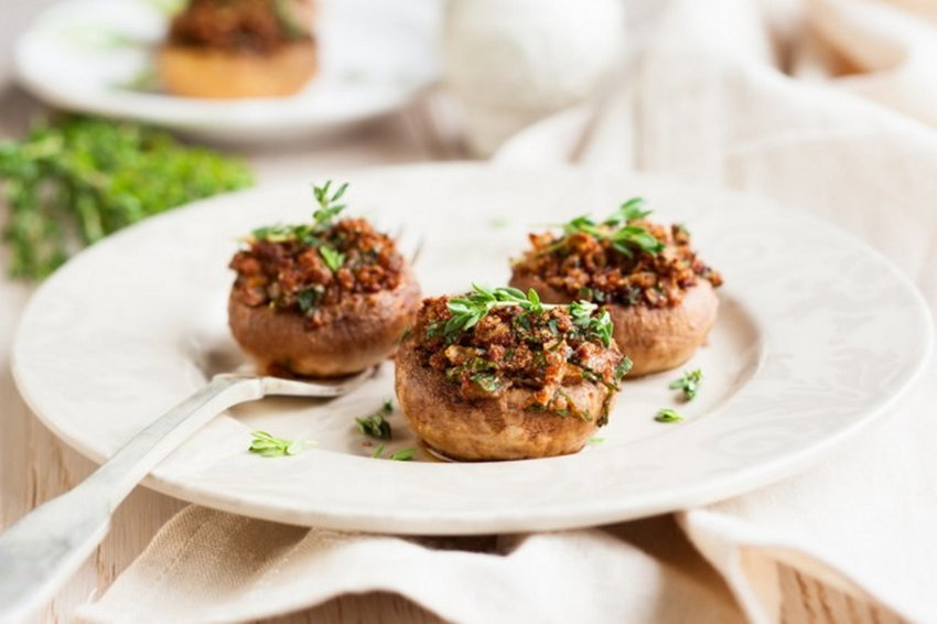Как приготовить фаршированные грибы с грецкими орехами и клюквой