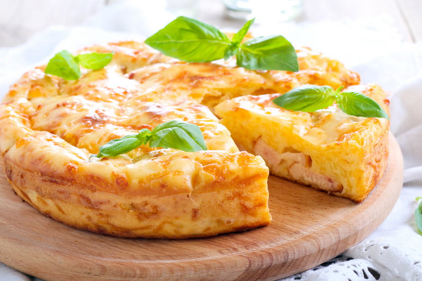 Как испечь заливной пирог с сыром и грудинкой