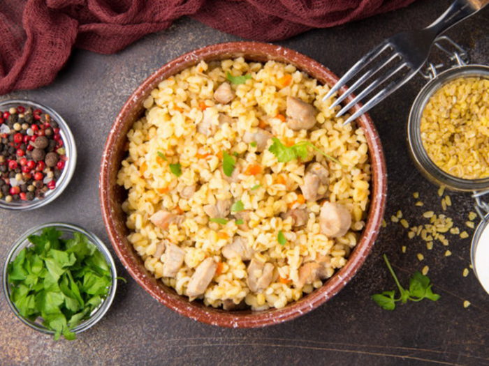 Булгур с курицей и овощами на сковороде: рецепт дня