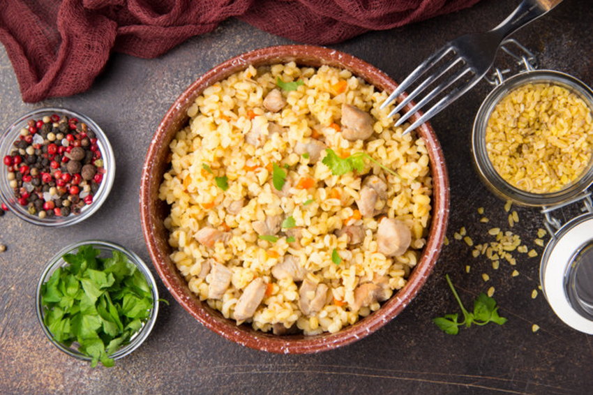 Булгур с курицей и овощами на сковороде: рецепт дня