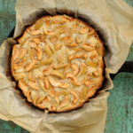 Простой рецепт шарлотки с яблоками на сковороде