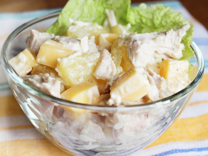 Салат с ананасами