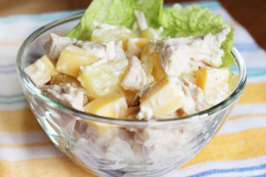 Салат с ананасами