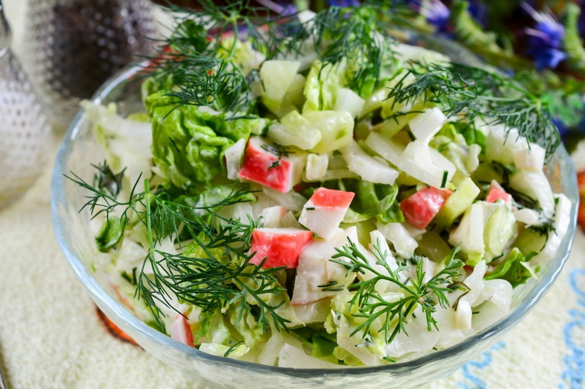 Салат с пекинской капустой и крабовыми палочками: рецепт дня
