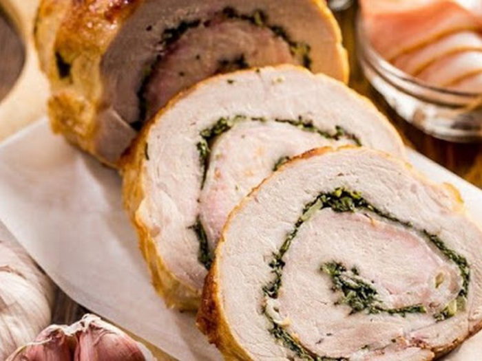 Как приготовить рулетики из курицы с черносливом и грибным соусом
