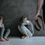 Жертвы детского насилия становятся в будущем одиночками