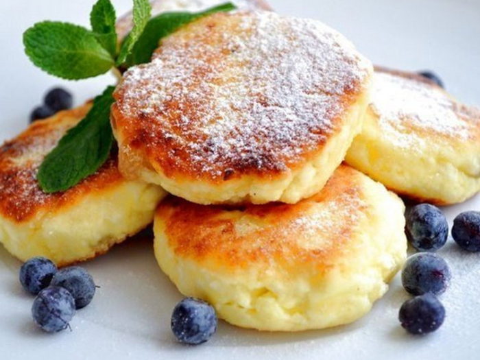 Быстрый и очень вкусный рецепт сырников. Их вкус вы не забудете никогда, а дети попросят добавки.