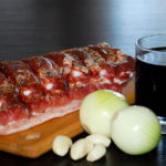 Пьяные свиные ребрышки, запеченные со сливами