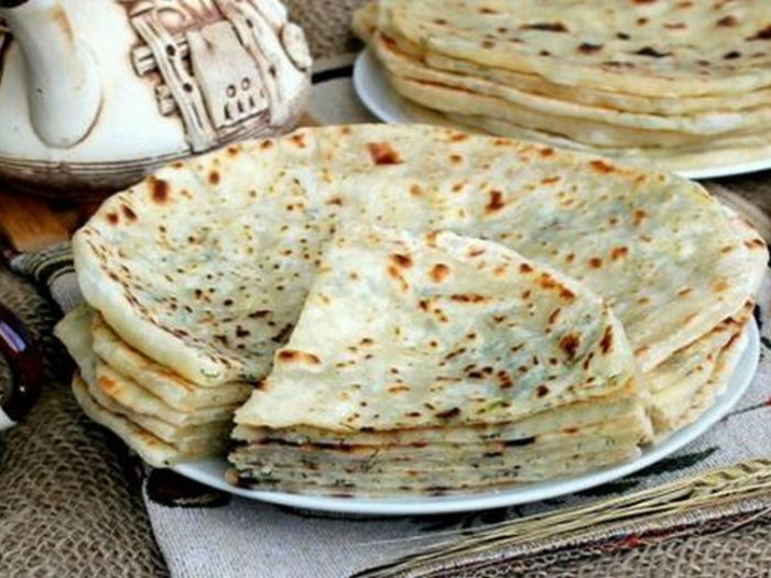 Приготовила стопку ароматных лепешек всего за полчаса: вкуснейшие хычины по специальному рецепту!