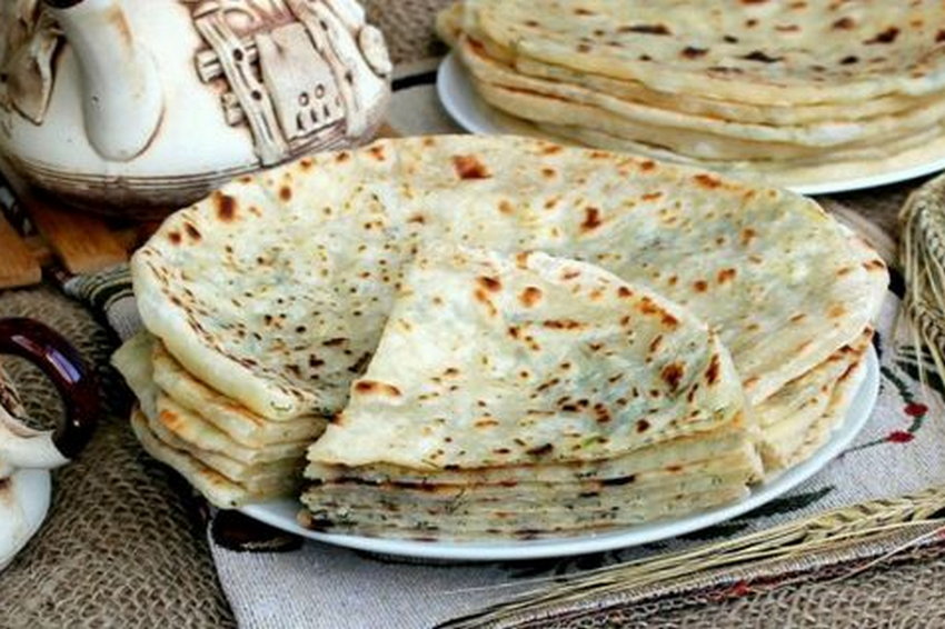 Приготовила стопку ароматных лепешек всего за полчаса: вкуснейшие хычины по специальному рецепту!