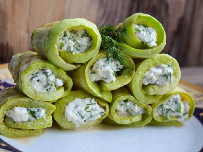 Кабачки с фетой и зеленью: рецепт быстрой летней закуски