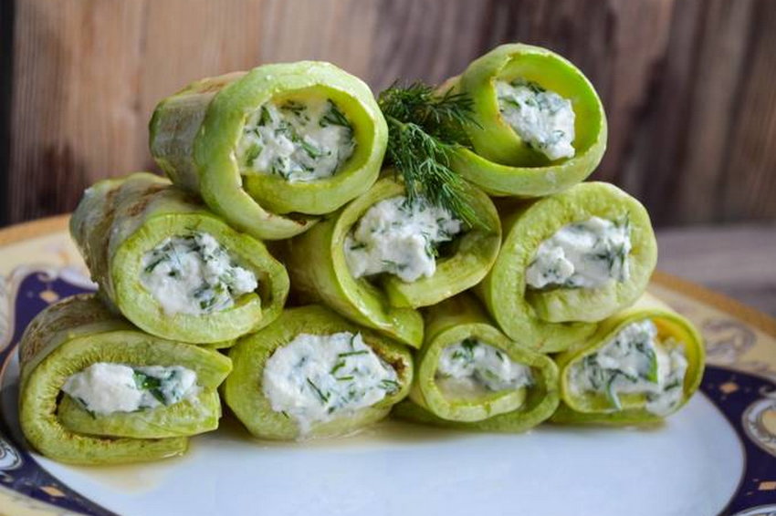 Кабачки с фетой и зеленью: рецепт быстрой летней закуски