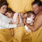 Что родителям нельзя делать при детях