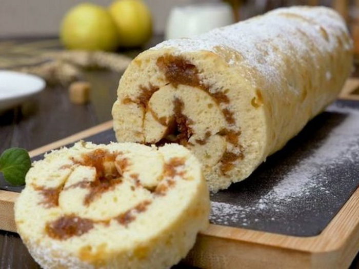 Рецепт бисквитного рулета с яблоками и орехами