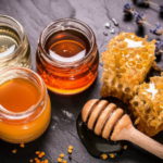 Вот суперский способ отличить настоящий мед от поддельного!