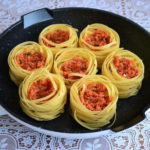 Гнезда с фаршем и овощами