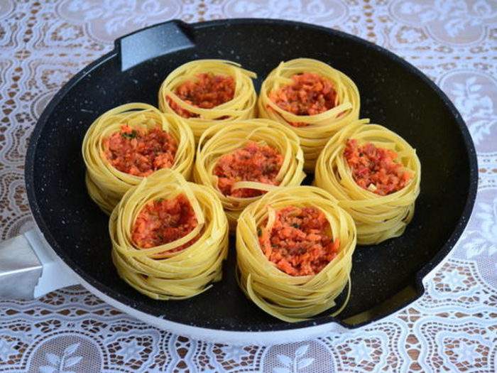 Гнезда с фаршем и овощами